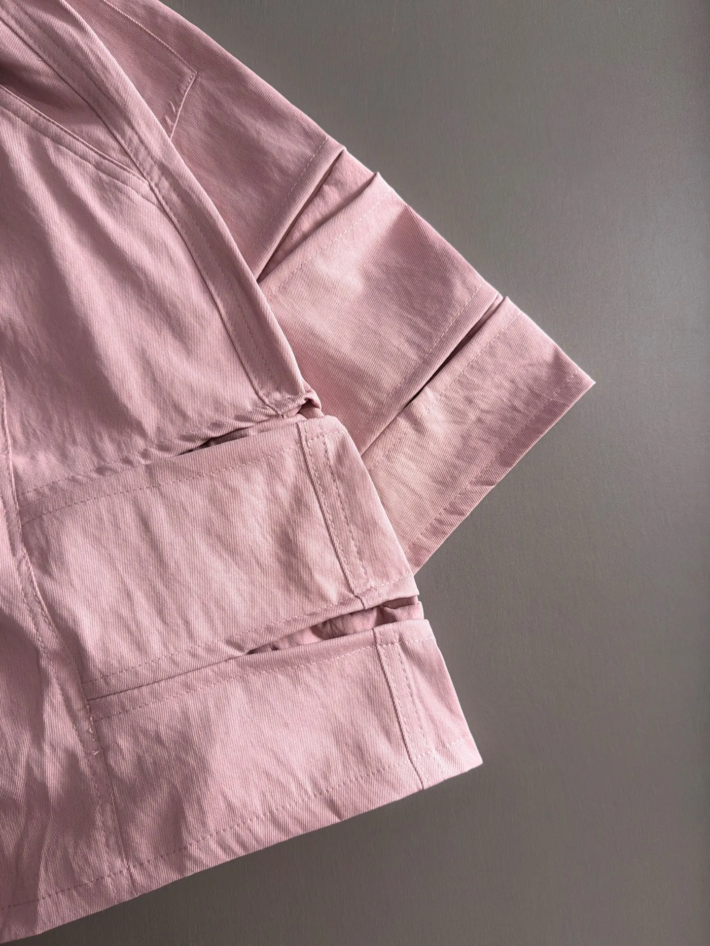 Burberry's 2026 spring and summer New Arrival elasticated casual shorts, made from counter-customized fabrics, Breathable, high comfort, impeccable details, brand element design concept, reflecting high quality. It feels delicate and soft! It presents a casual cut and the upper body shape is great! Sizes:S-2XL
